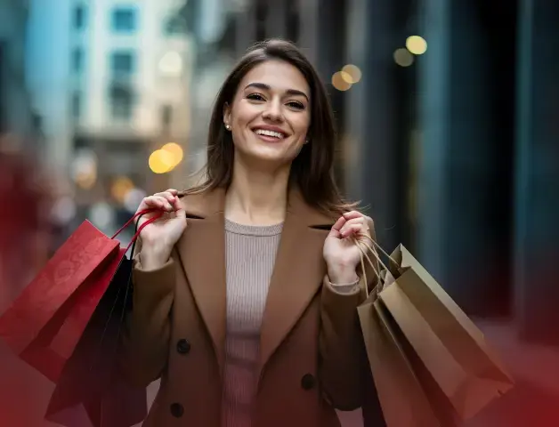 Glückliche Frau mit Einkaufstüten in den Händen